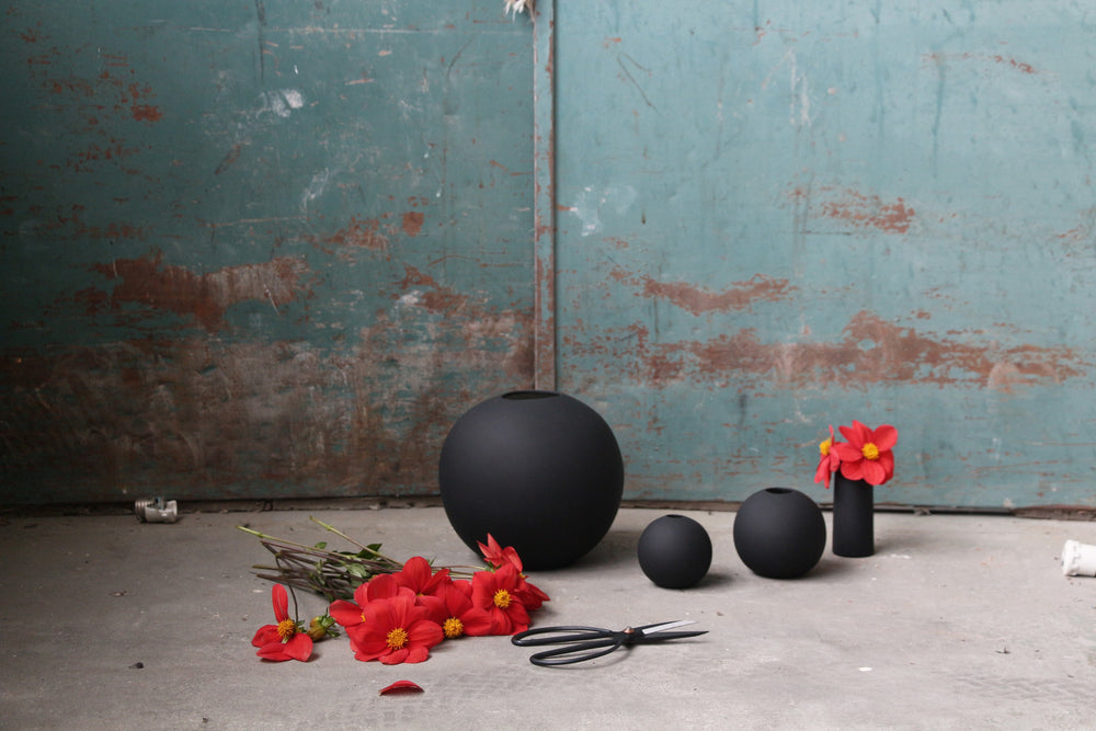 BALL VASE BLACK